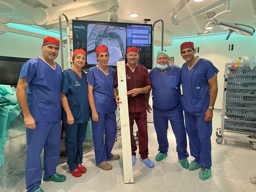 El servicio de Cirugía Cardiovascular del Hospital Quirónsalud Sagrado Corazón implanta una endoprótesis personalizada de última generación para resolver un caso de alta complejidad